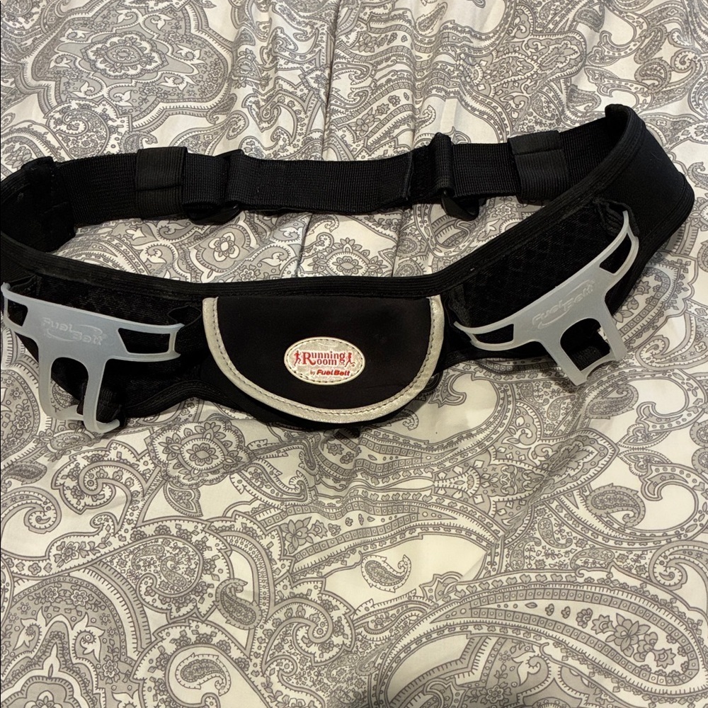 Running Room Black Hydration Belt with Bottle Holders.  B9